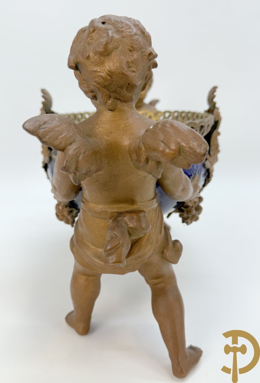 Blauwe coupe gehouden door paar zamak cupido