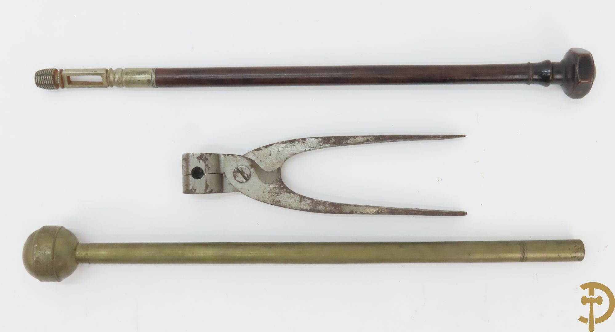 Antieke duelleerkoffer met paar percussie duelleerpistolen met notelaren handvat - (Antiek sierwapen daterend voor 1893 - kopers gebonden aan de Belgische wetgeving)