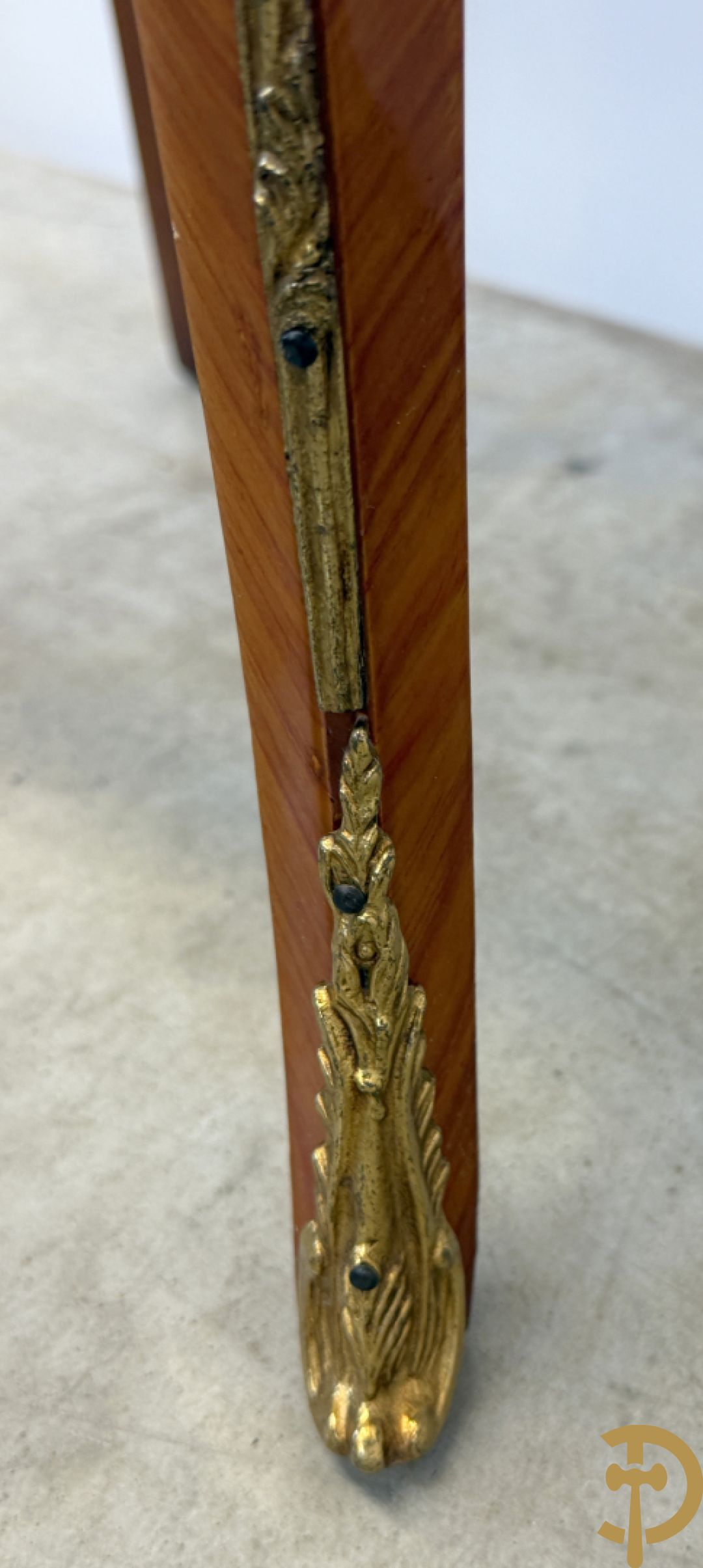 Paar notelaren Louis XV bijzetkastjes op hoge poten met 2 lades, bezet met bronzen ormamenten en marmeren blad