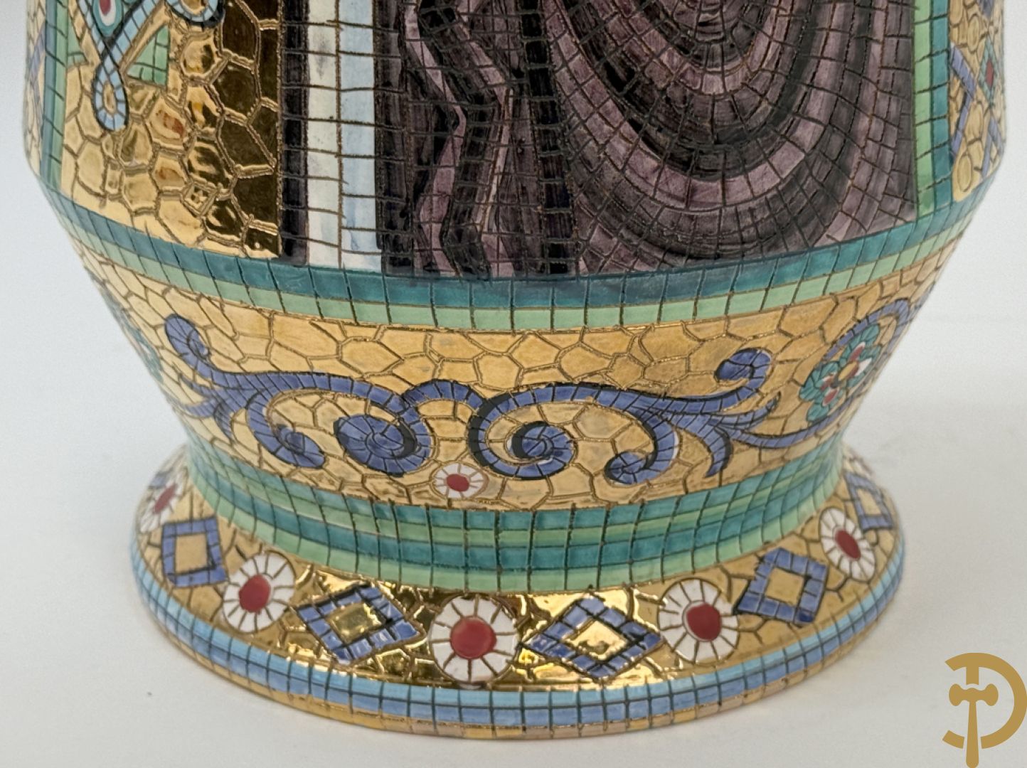 Twee Italiaanse vazen met verguld decor van personages en bloemenranken, Maioliche Deruta Italy 10005/45 en 10005/47