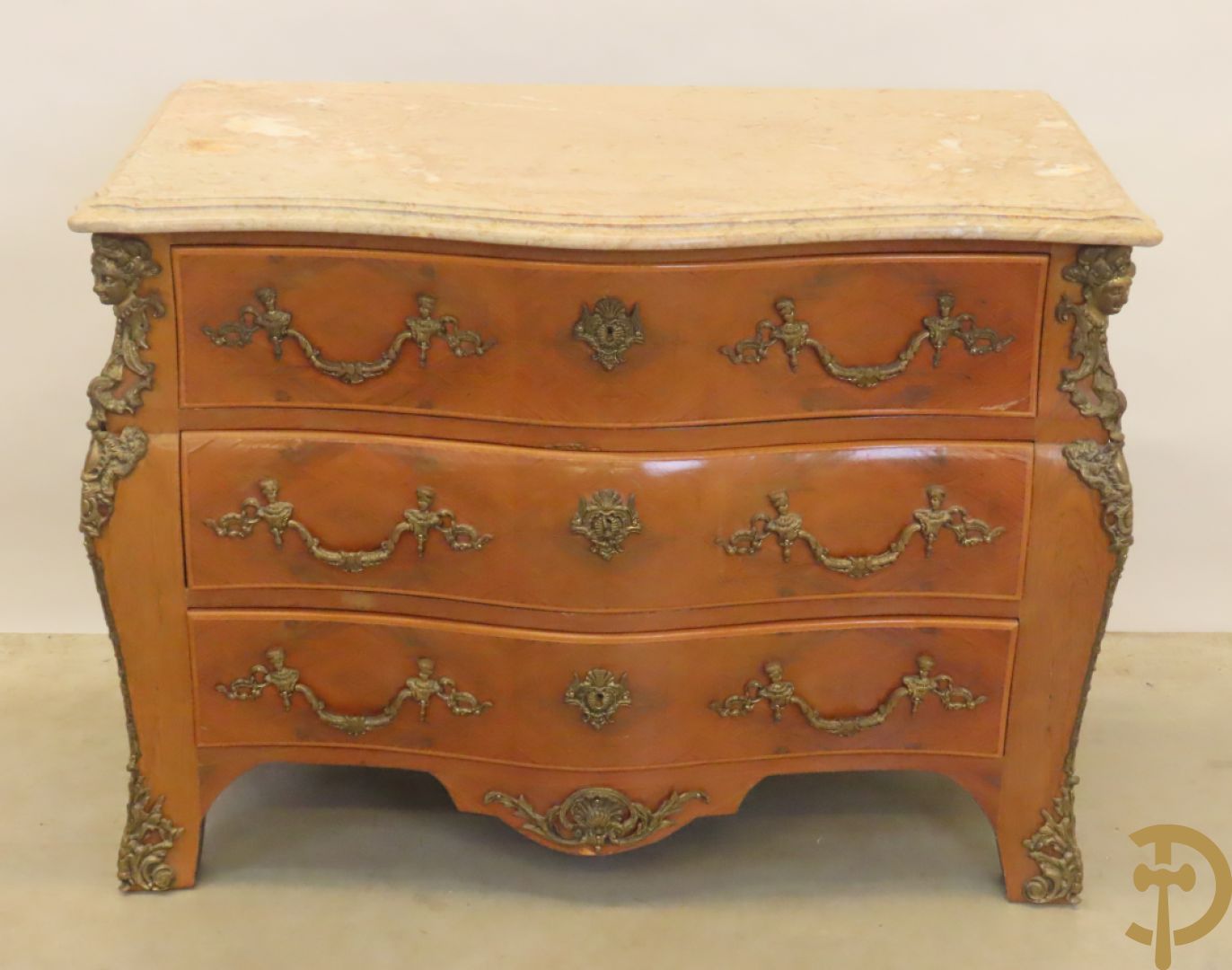 Notelaren gebombeerde drieladencommode met bronsbeslag en mazarinkoppen opzij - bovenaan met marmeren blad