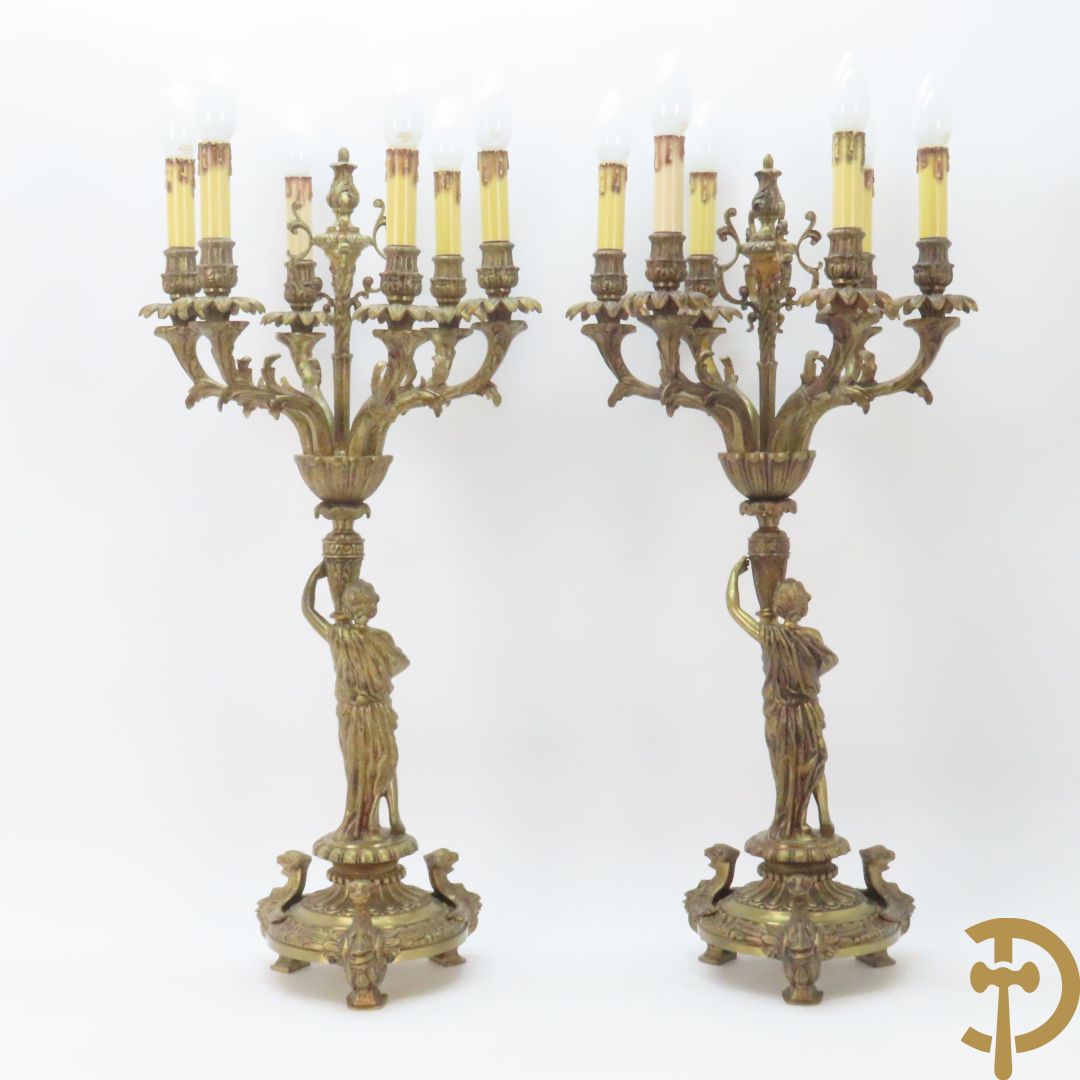 Paar bronzen kandelaars met dame houdende een toorts met 6 kaarsen