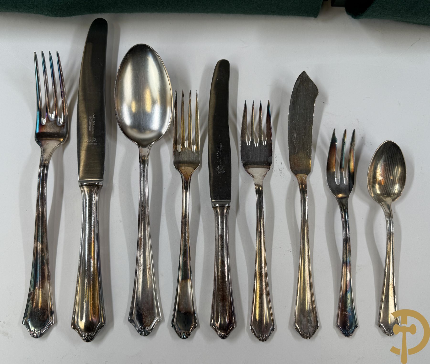 Verzilverd bestek 100/1000 bestaande uit 9 reeksen van 12 en 16 losse stukken