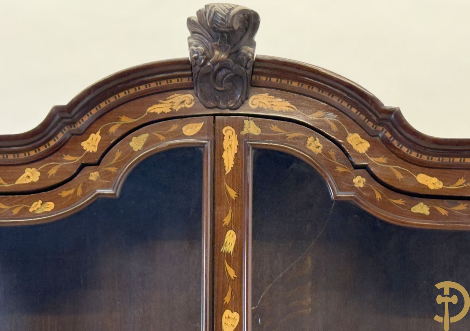 Hollandse vitrine met gemarketteerd bloementafereel, bovenaan met 2 beglaasde deuren en rocaille als kuif - onderaan met 2 gesloten deuren bezet met amforen, vogels en bloemenmarketterie