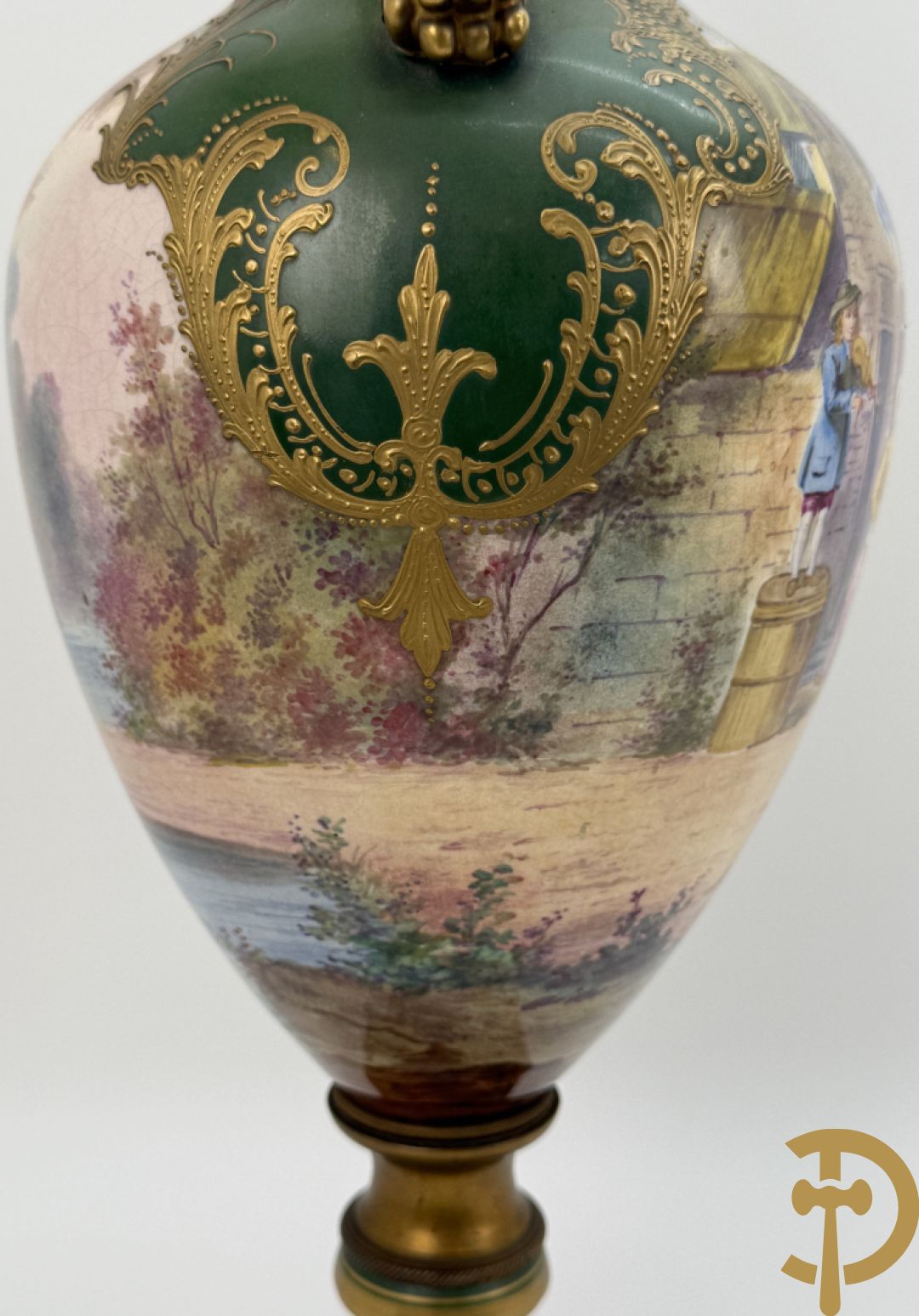 Porseleinen driedelige Sèvres cassolettes met decor van muciserende en dansende personages op groene fond, Aly getekend, gemerkt Sèvres