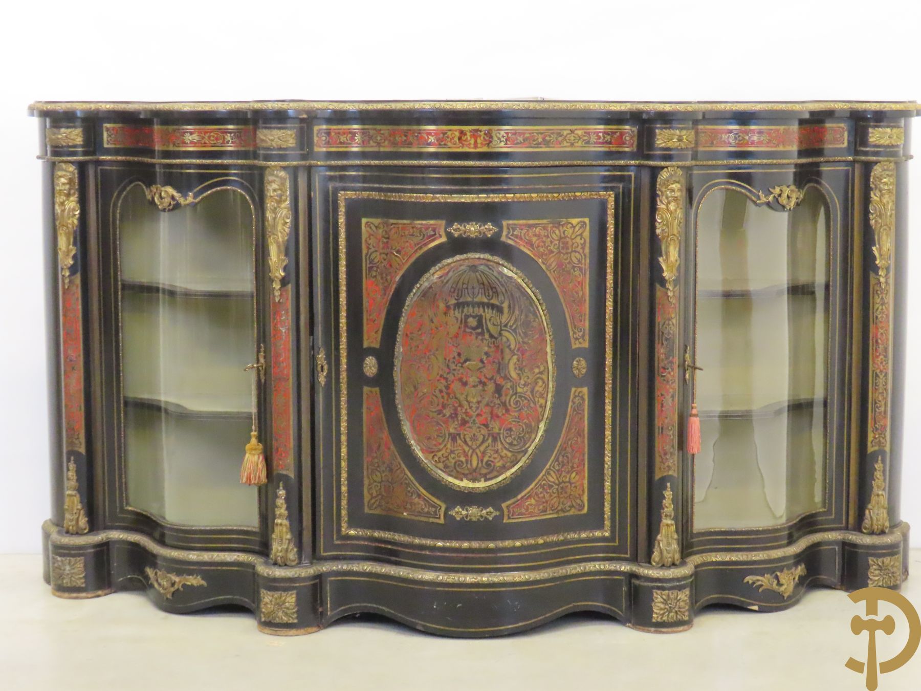 Groot Napoleon III dressoir met centrale deur bezet met medaillon in Boulletechniek - zijdelings met deuren in vitrineglas - bezet met bronzen ornamenten