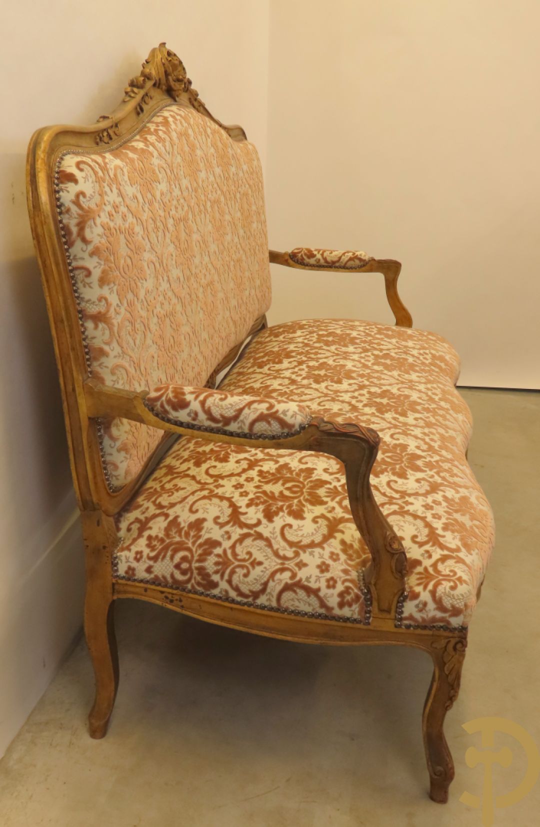 Vijfdelig verguld Louis XV salonensemble bestaande uit canapé en 4 fauteuils - met mooie accanthusranken en bloemensculptuur