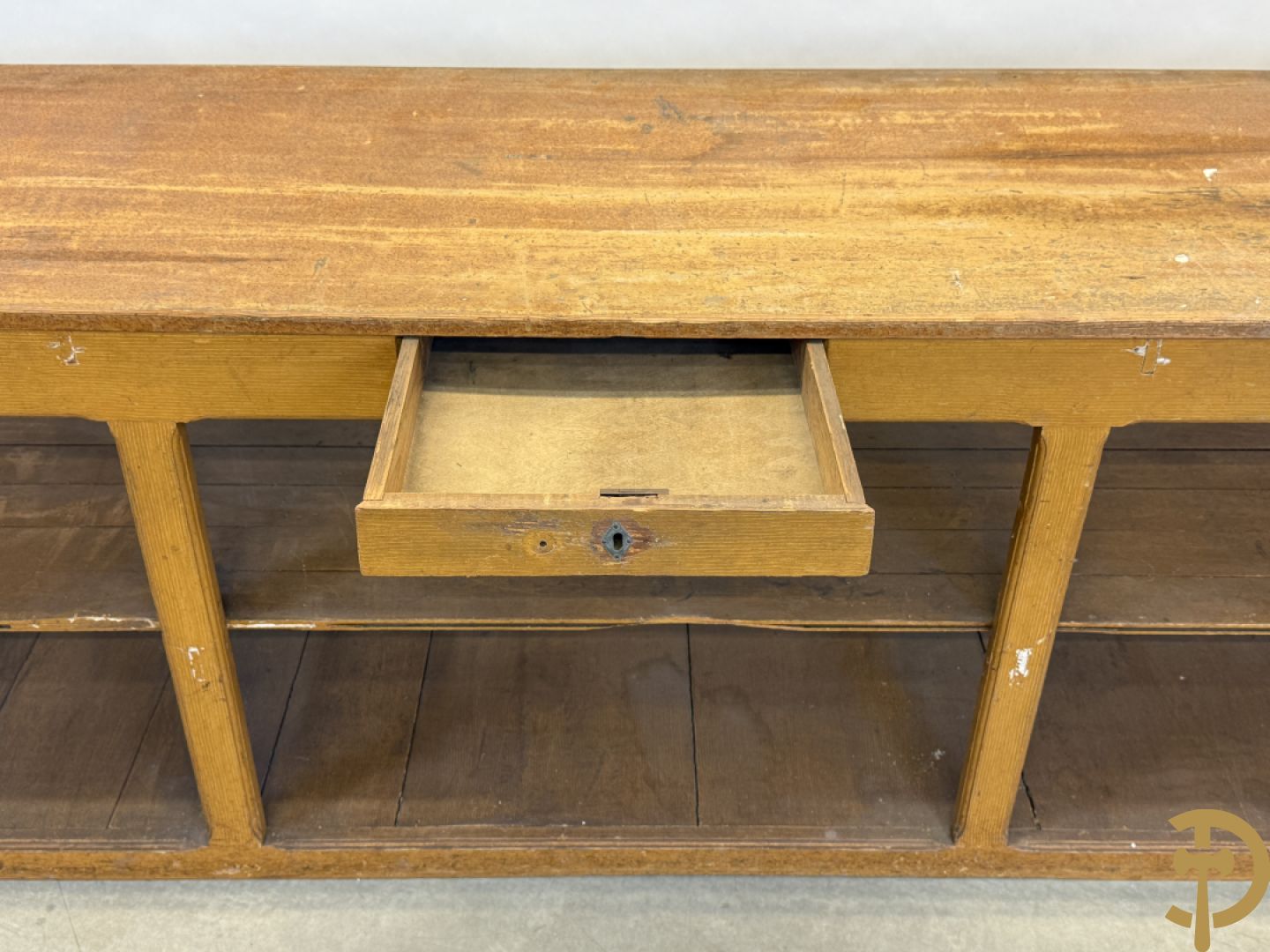 Pine winkeltoog met étagère in faux bois beschilderd