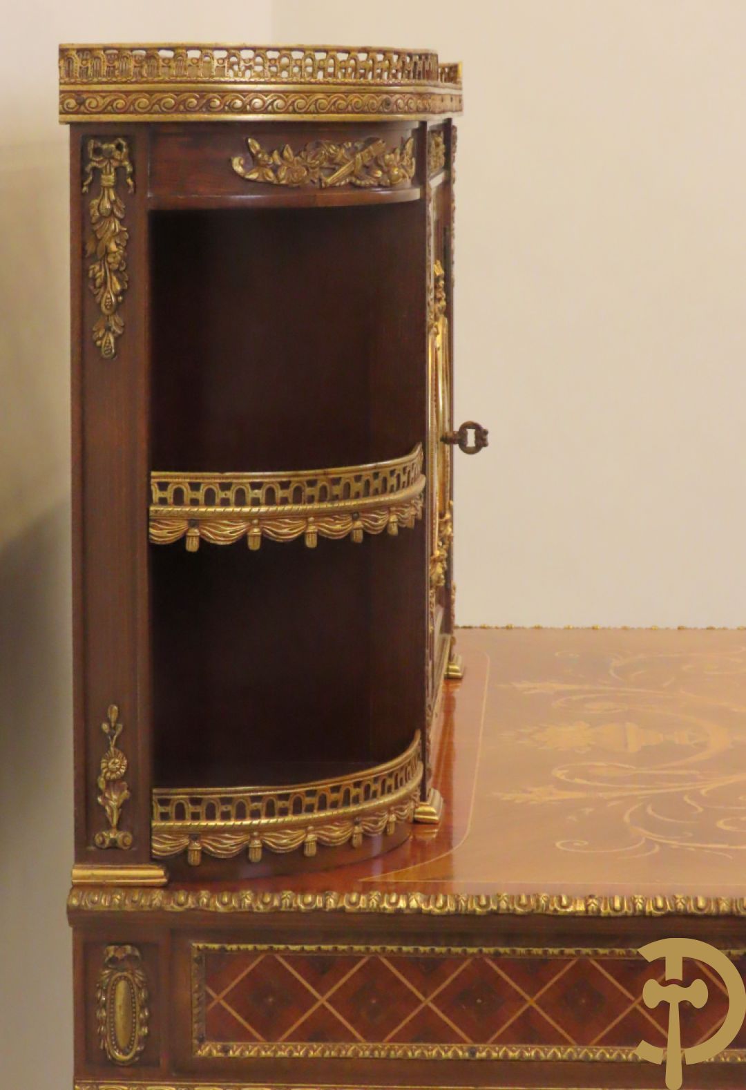 Notelaren tweedelig  kabinet met 2 lades en 2 deuren op hoge poten, gemarketteerd en bezet met bronsbeslag