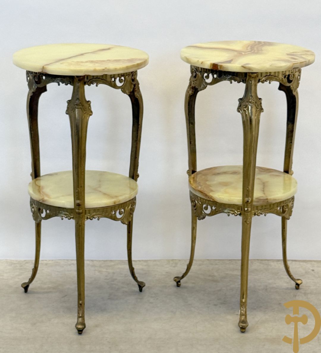 Paar koperen sokkels met Louis XV motieven en 2 étages op drie voluutvormige poten - met onix marmeren blad