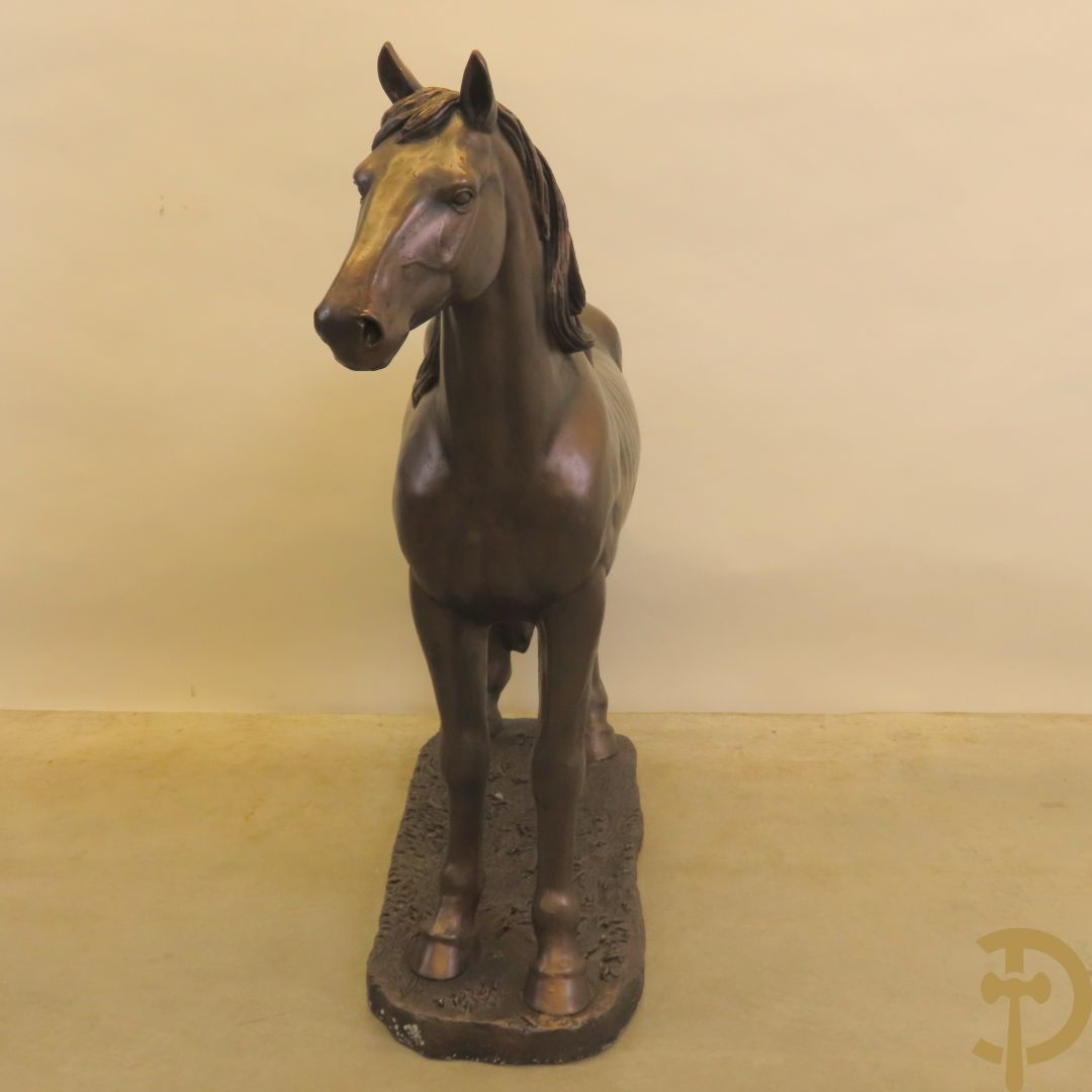 Staand paard in gebronzeerd polyester