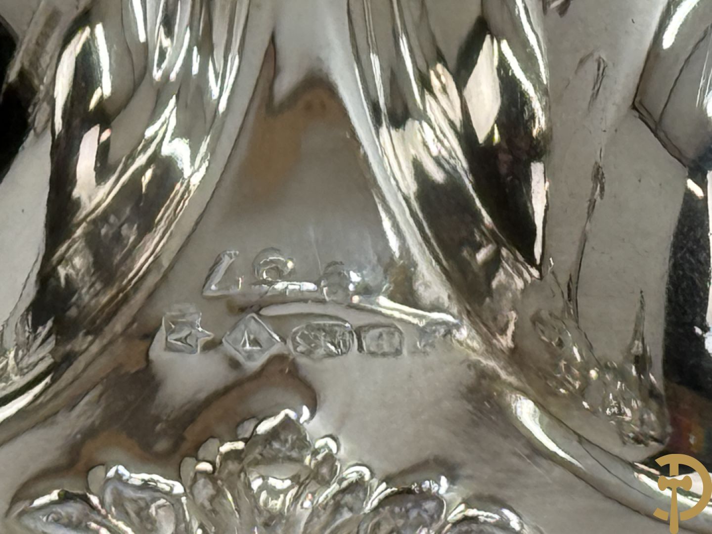 Engels verzilverd koffie- en theeset + verzilverde koekjesschaal + 2 verzilverde coupes + 2 verzilverde kandelaars + verzilverd kannetje