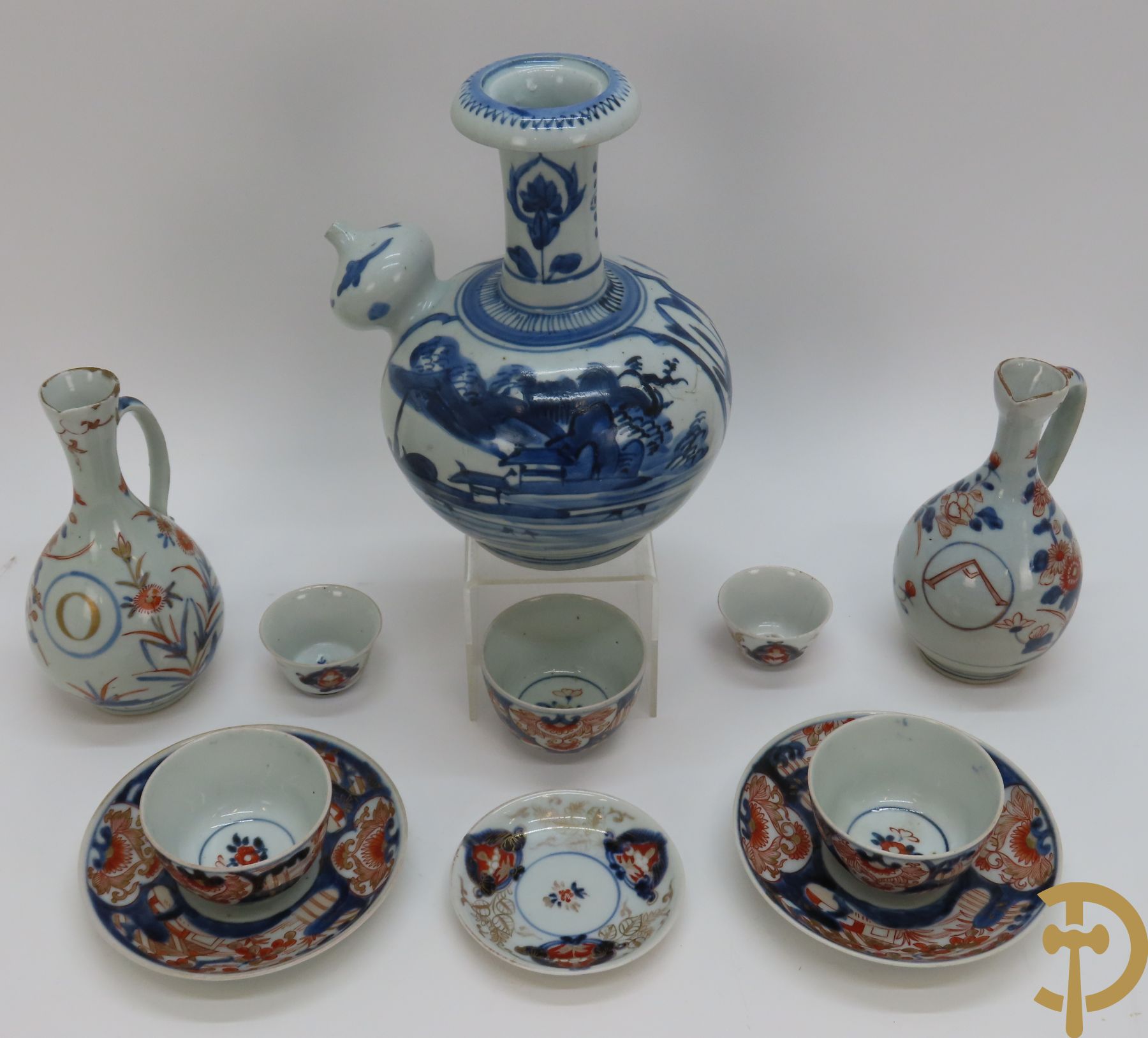 Japanse Imari olie- en azijnfles + 5 Imari kopjes en 3 schoteltjes + Kendi