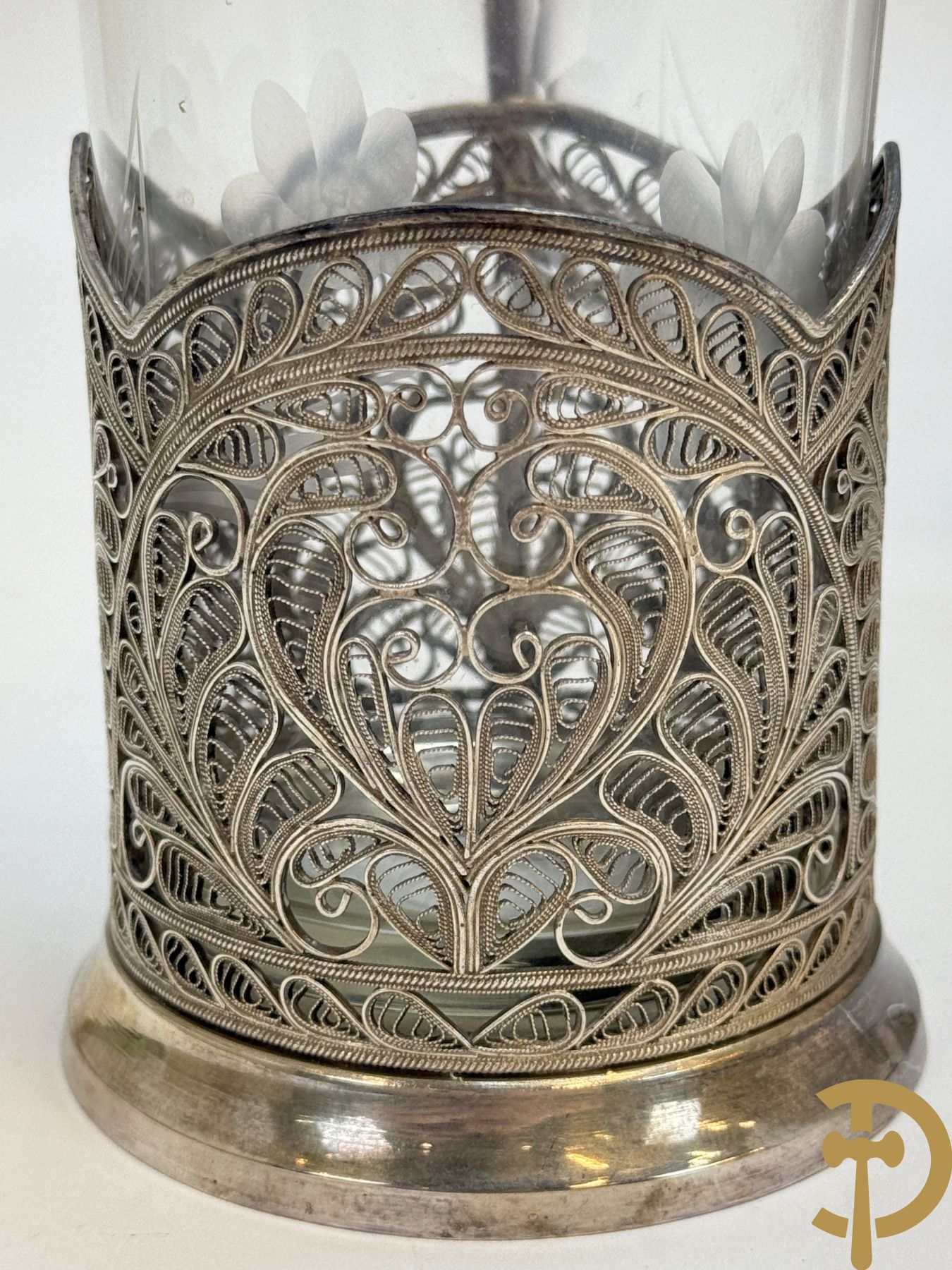 Zes verzilverde Russische theeglashouders in filigraanwerk