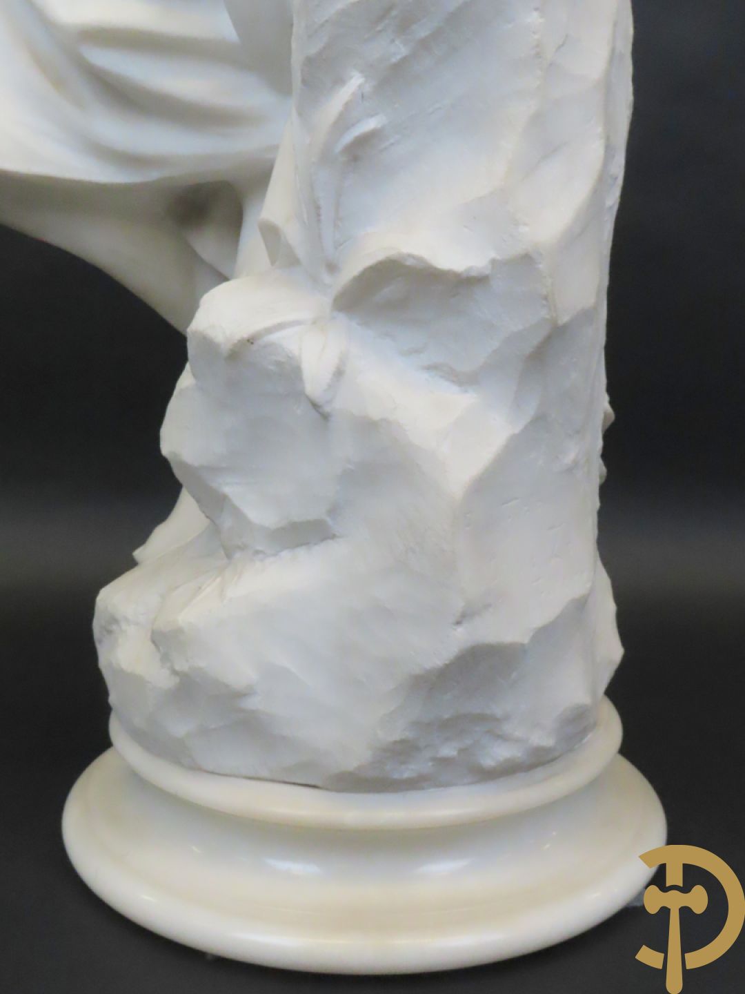 Prof. Fagioli Firenze getekend : Witte marmersculptuur van zittende dame met ontblote boezem met muziekinstrument