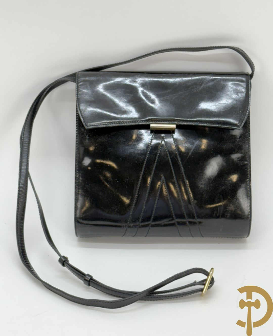 Blauwe lederen vintage Delvaux handtas + gelakte zwart lederen vintage Delvaux handtas met zak