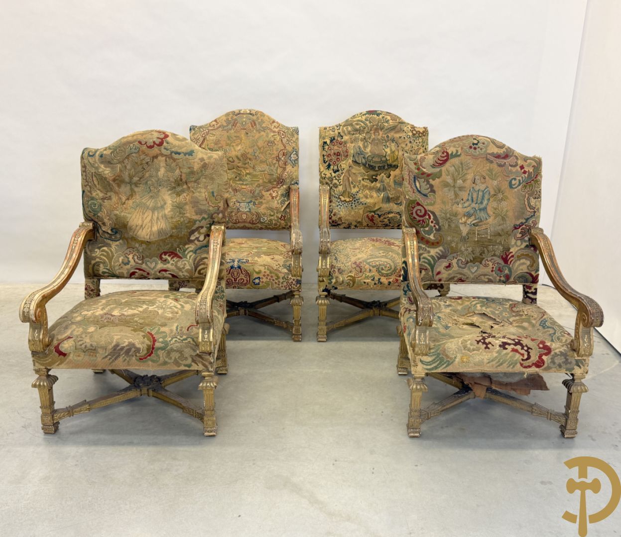 Vier vergulde Louis XIV kasteelarmzetels met geanimeerde scènes in petit points, 19e