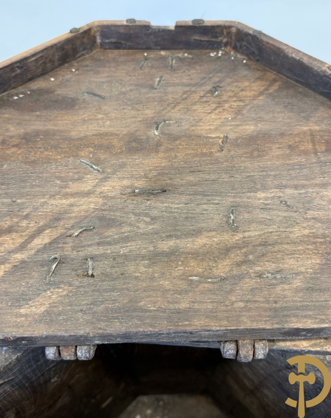 Achthoekig eiken opbergmeubel met smeedijzeren hengsels en geheime ruimte onderaan