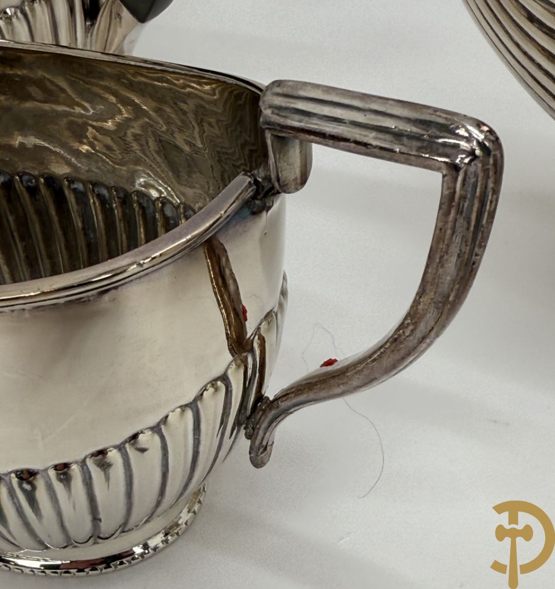 Engels verzilverd koffie- en theeset + verzilverde koekjesschaal + 2 verzilverde coupes + 2 verzilverde kandelaars + verzilverd kannetje