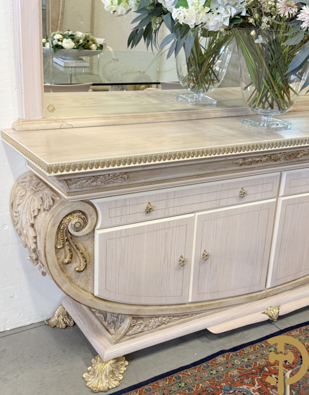 Uitzonderlijke eetkamer bestaande uit dressoir met 4 deuren en 2 lades op voluutvormig onderstel met rocailles opzij en boven met spiegel + bijhorende vitrine + console + spiegel + tafel op voluutvormig onderstel + 6 bijhorende armzetels met koperen frame - uniek ontwerp door de firma Vidal Grau Spaanse makelij, begin jaren 