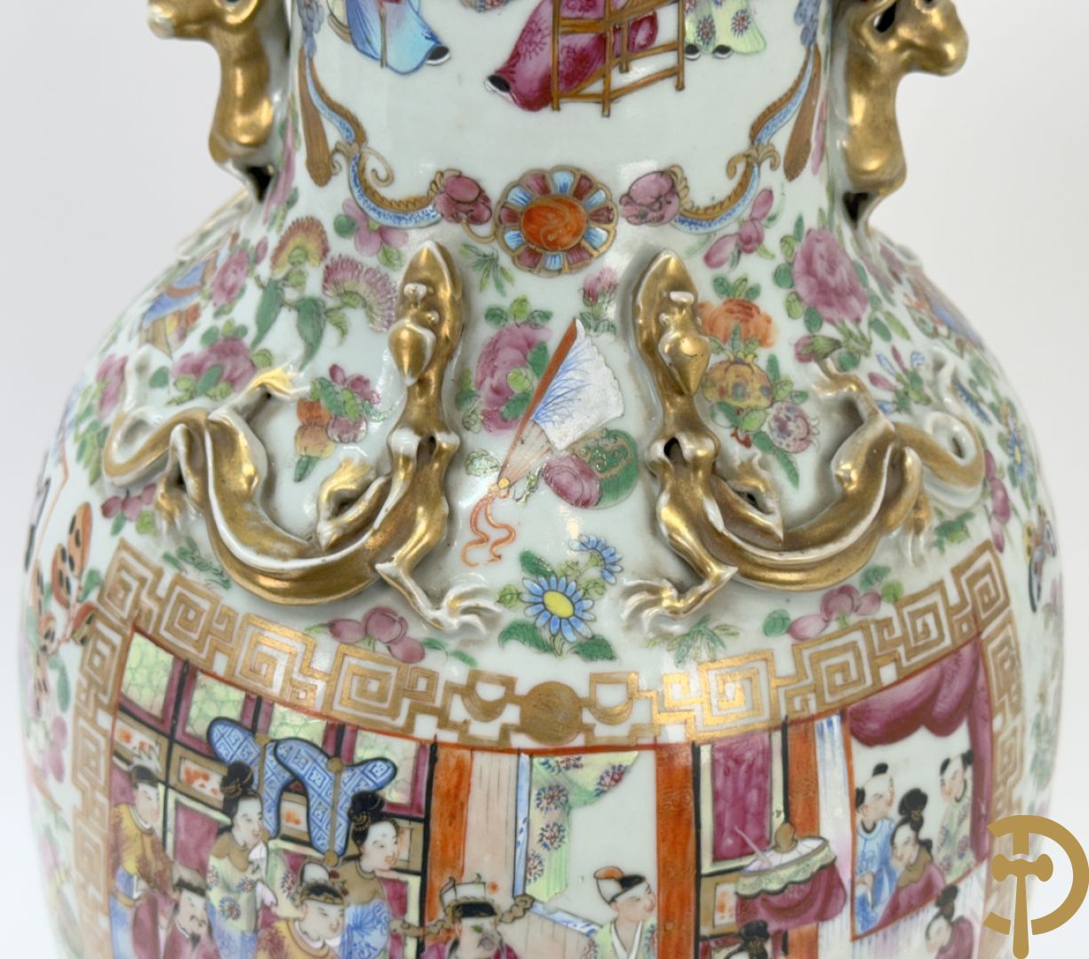 Chinese porseleinen Kanton vaas met geanimeerde hoftaferelen, natuurmotieven, fauna en floradecor