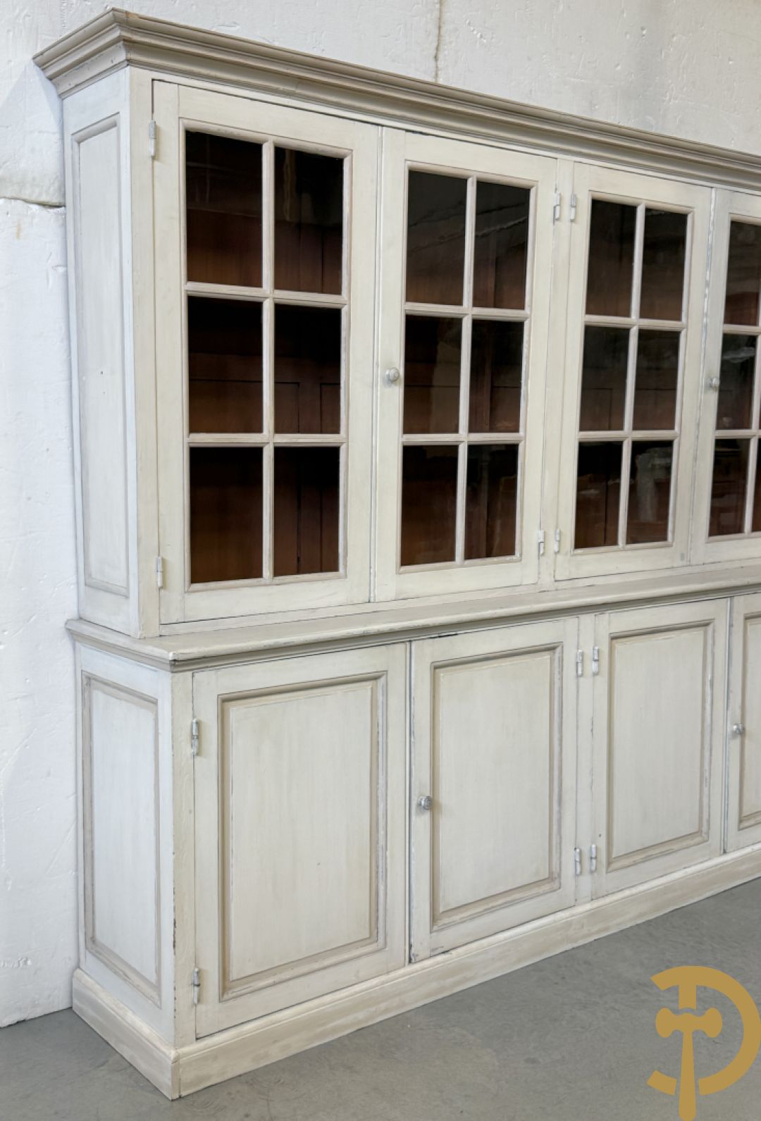 Beschilderde vitrine / buffet met 6 beglaasde deuren bonvenaan en 6 gesloten deuren onderaan