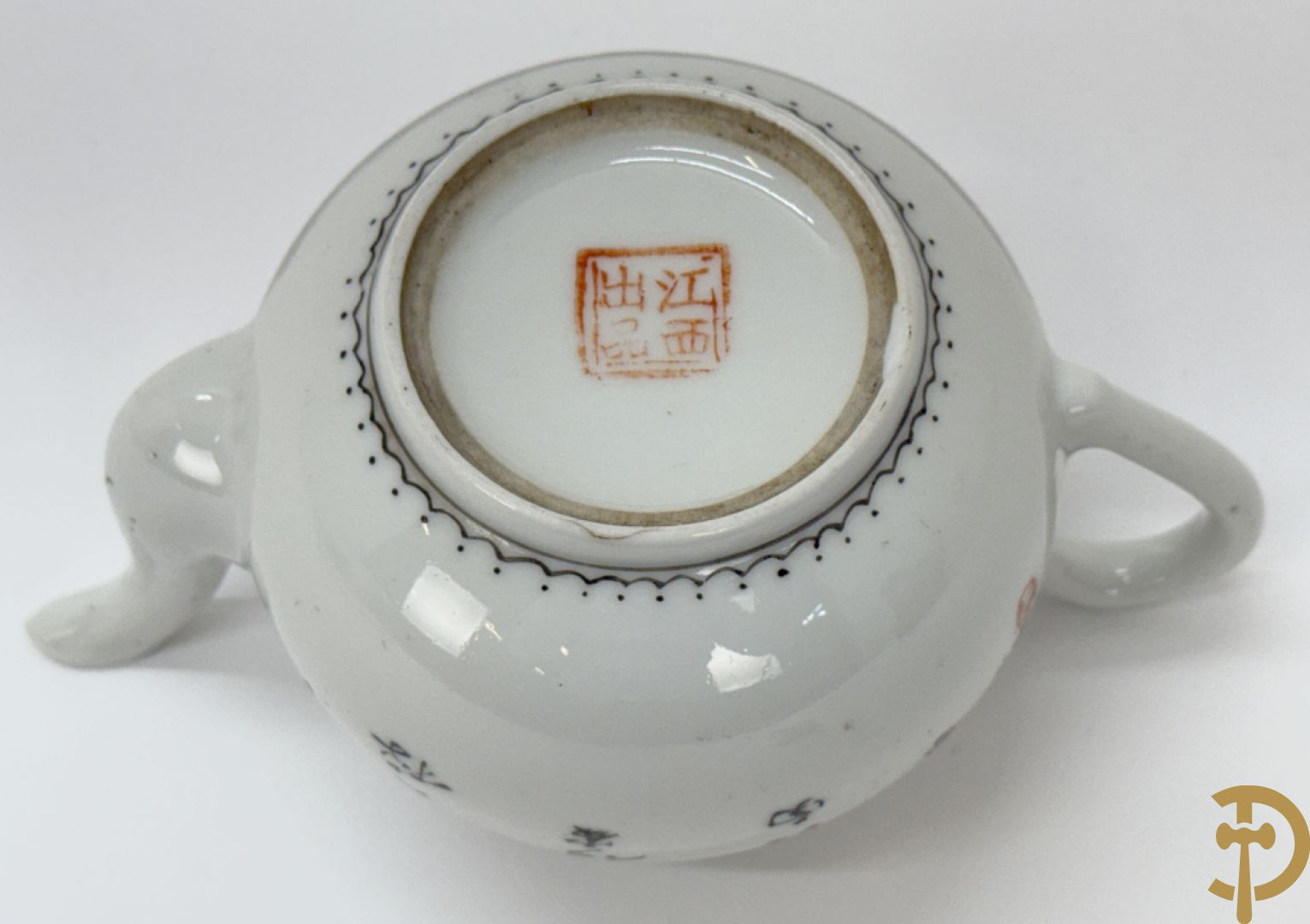 Chinees porseleinen theekannetje met landschapsdecor, vooraan en achteraan Chinese tekens, Republieks periode + kleine Kanton theekan