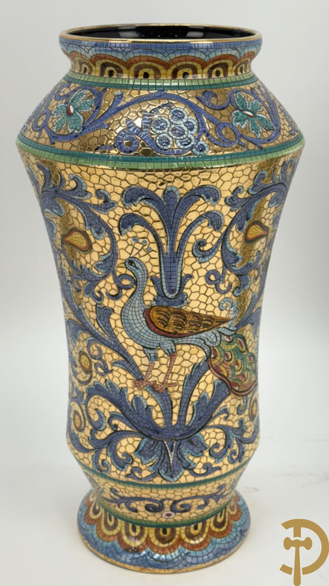 Twee Italiaanse vazen met verguld decor van personages en bloemenranken, Maioliche Deruta Italy 10005/45 en 10005/47