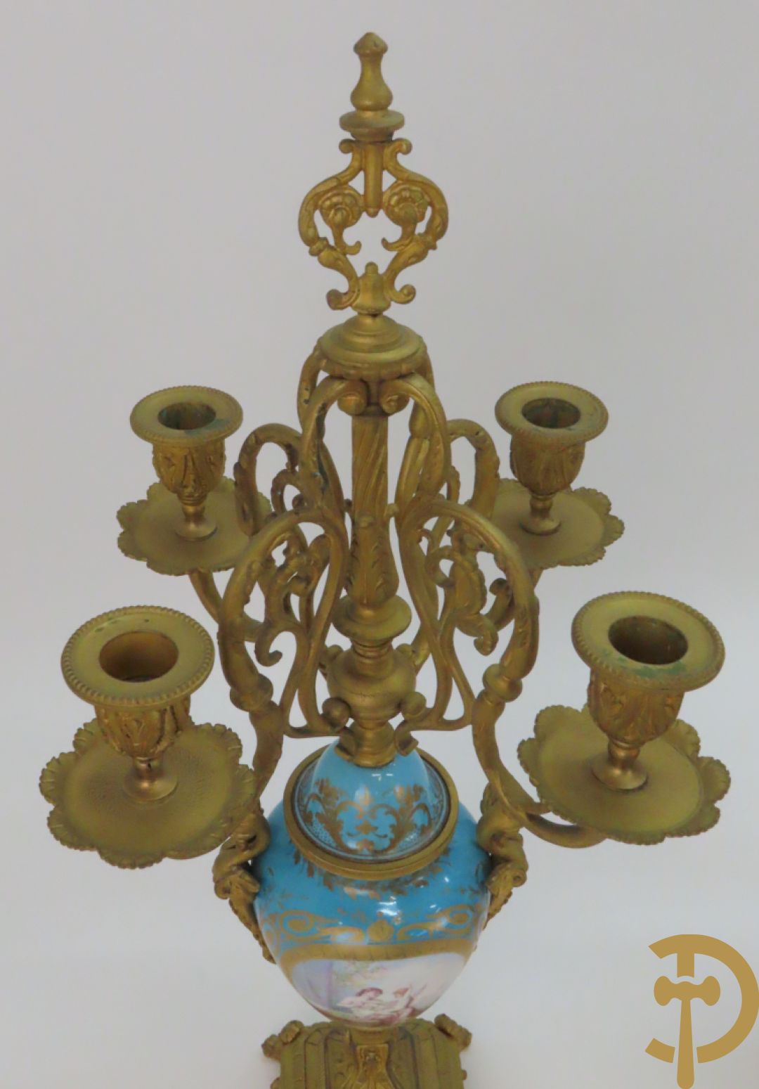 Paar Sèvres cassolettes met handbeschilderd romantisch decor van dame met cupido en landschapsdecor - met vergulde bronzen vierarmige kandelaar, Feccotte V. getekend