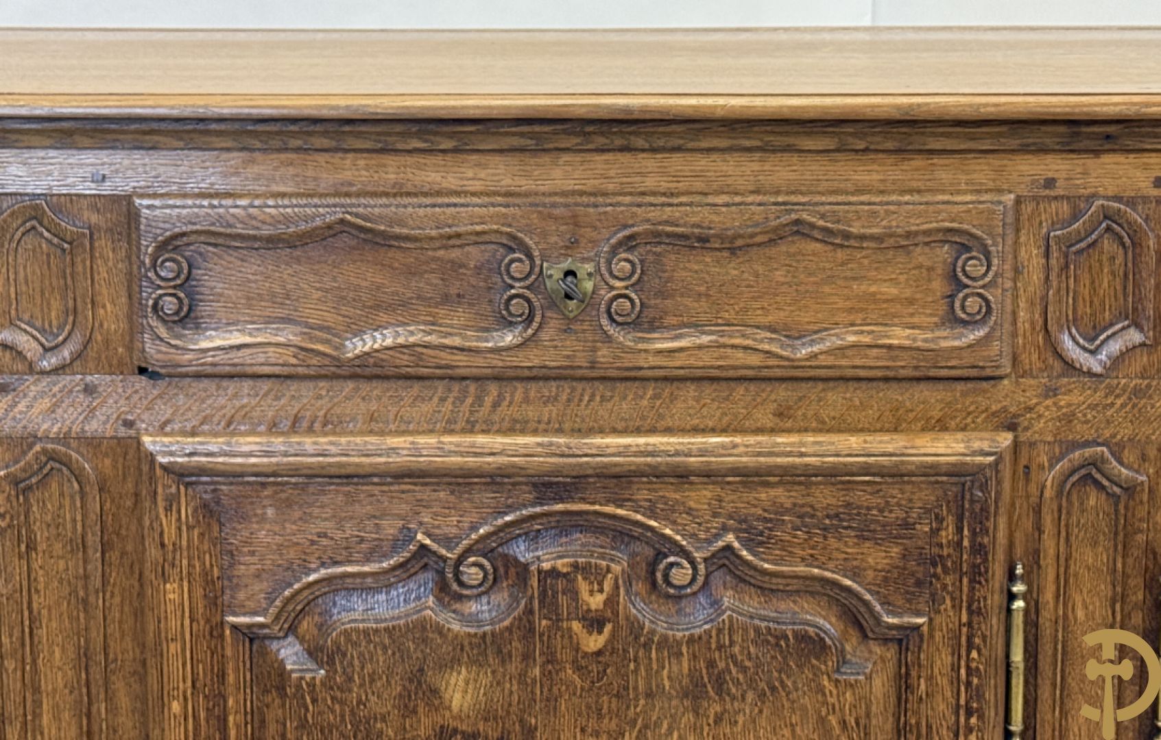 Eiken dressoir met 4 deuren, 4 lades en afgestoken Louis XV panelen