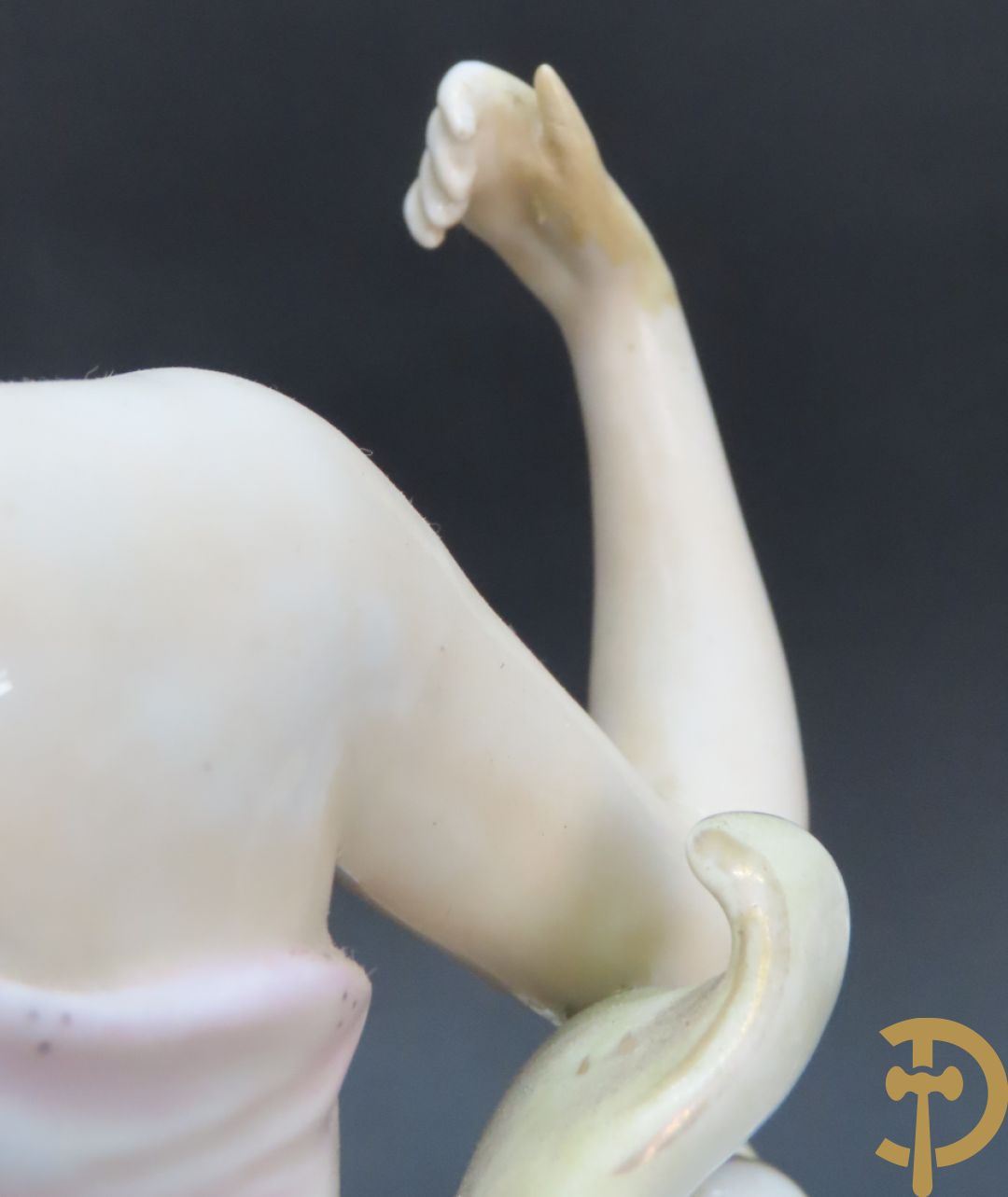 Meerkleurige porseleinen sierwagen slede met 3 dames voortgetrokken door 3 honden, onderaan gemerkt