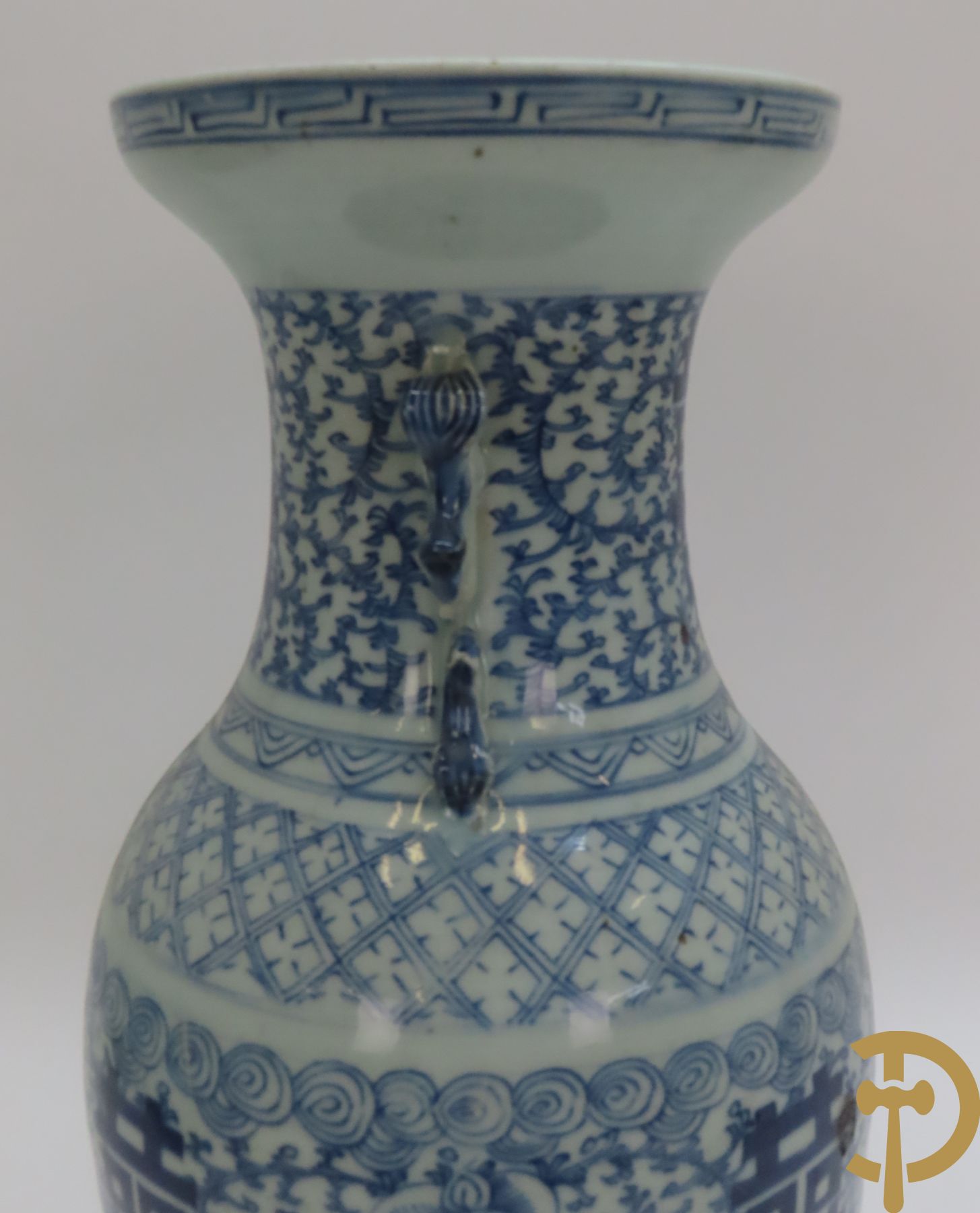 Twee Chinese porseleinen vazen met blauw/wit decor en Chinese tekens