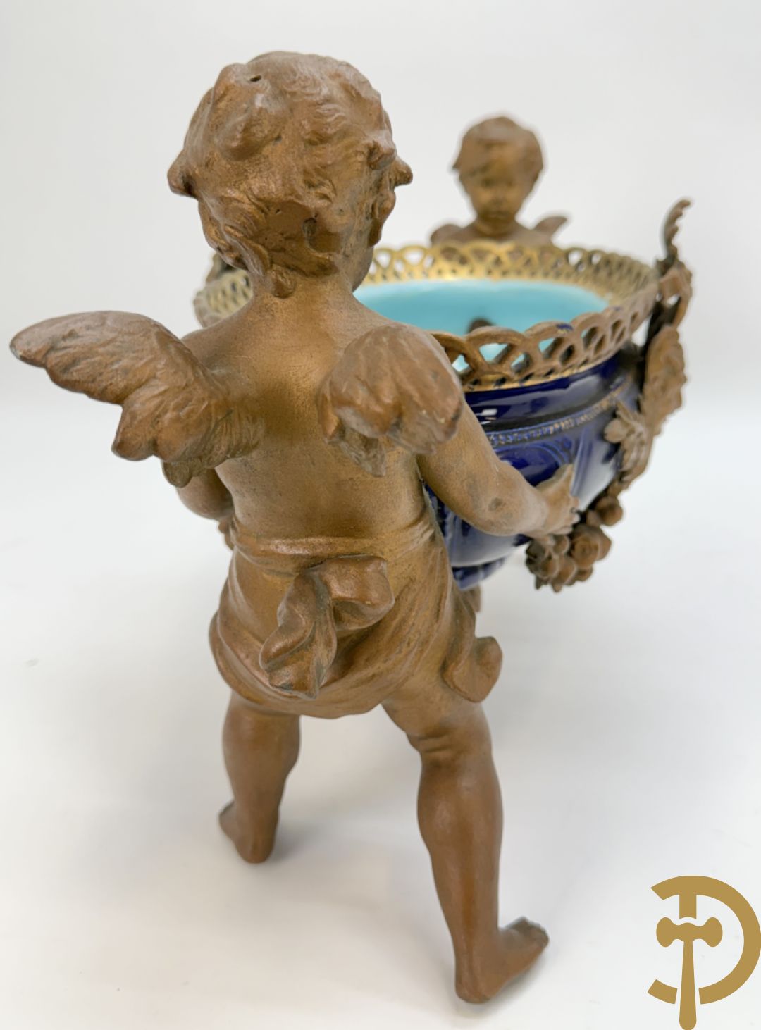 Blauwe coupe gehouden door paar zamak cupido