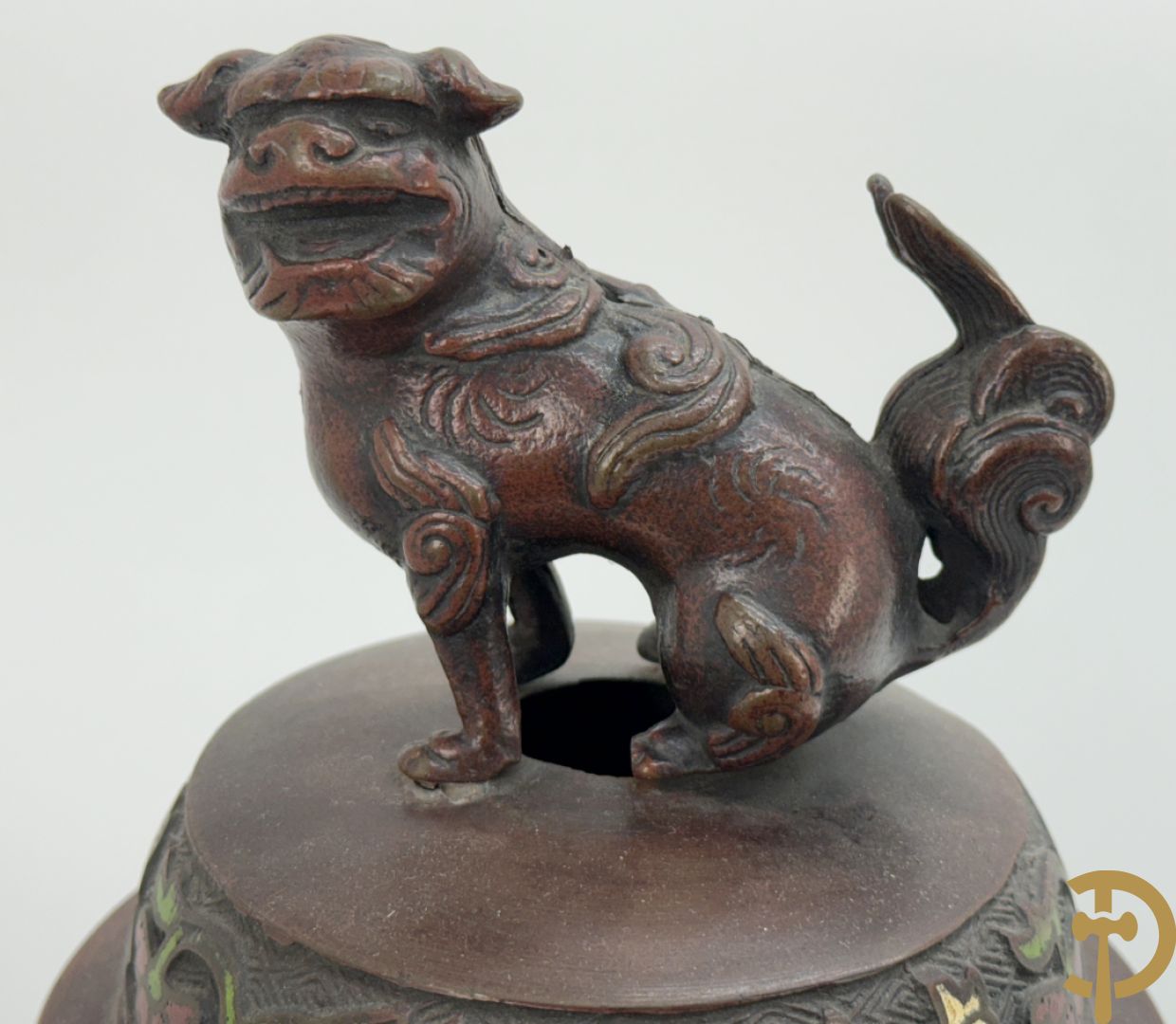 Japanse cloisoné vaas met fo-hond en bloemenmotieven