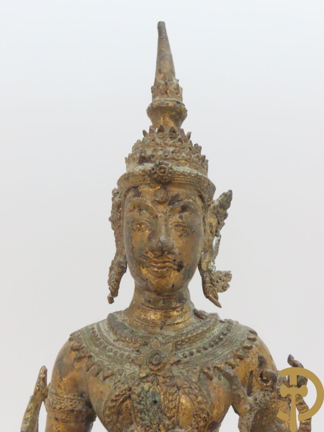 Orientaalse kopersculptuur van driekoppige olifant met boedhisatsvat + koperen boedhistische figuur met snaarinstrument