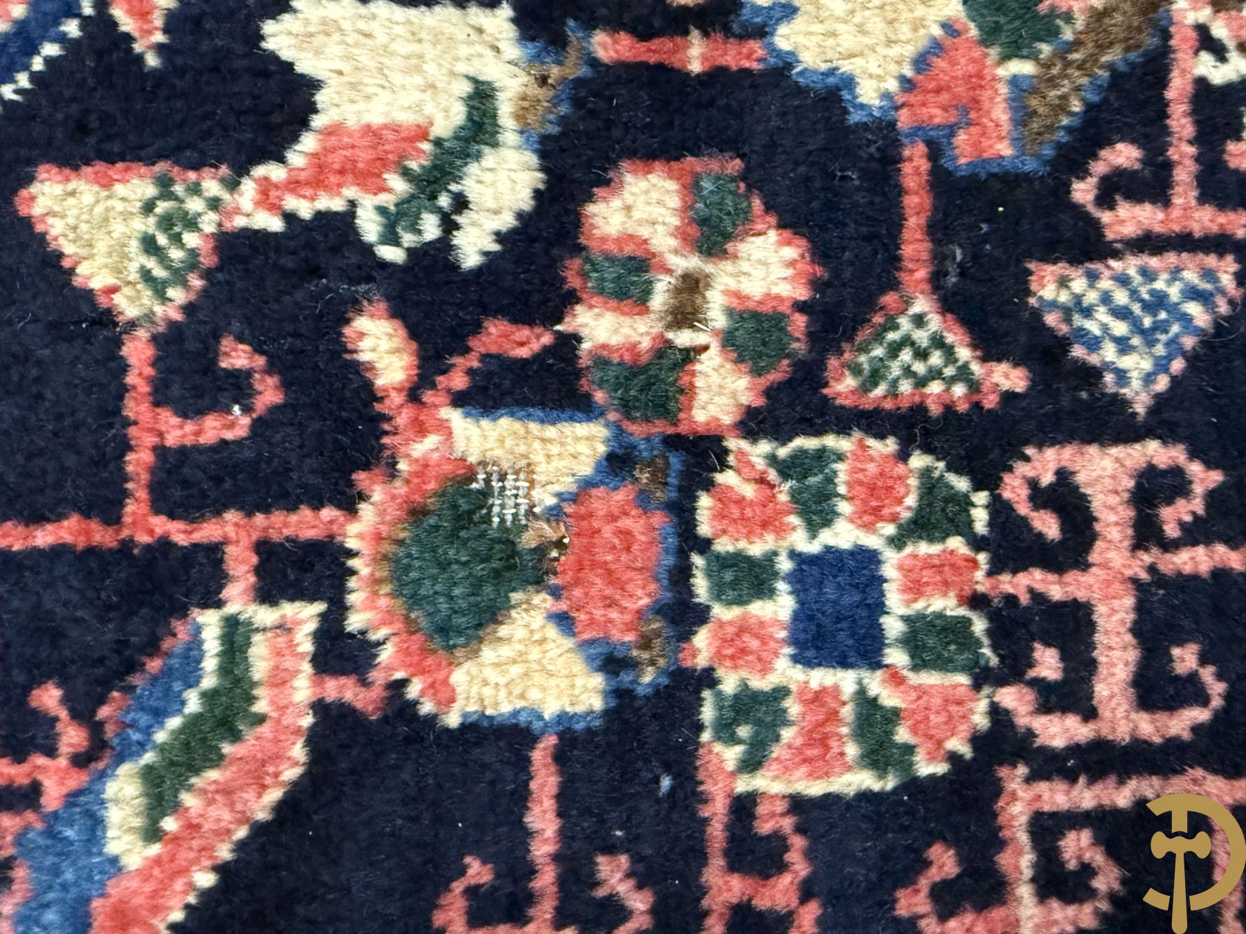 Drie oosterse handgeknoopte tapijten met blauwe fond