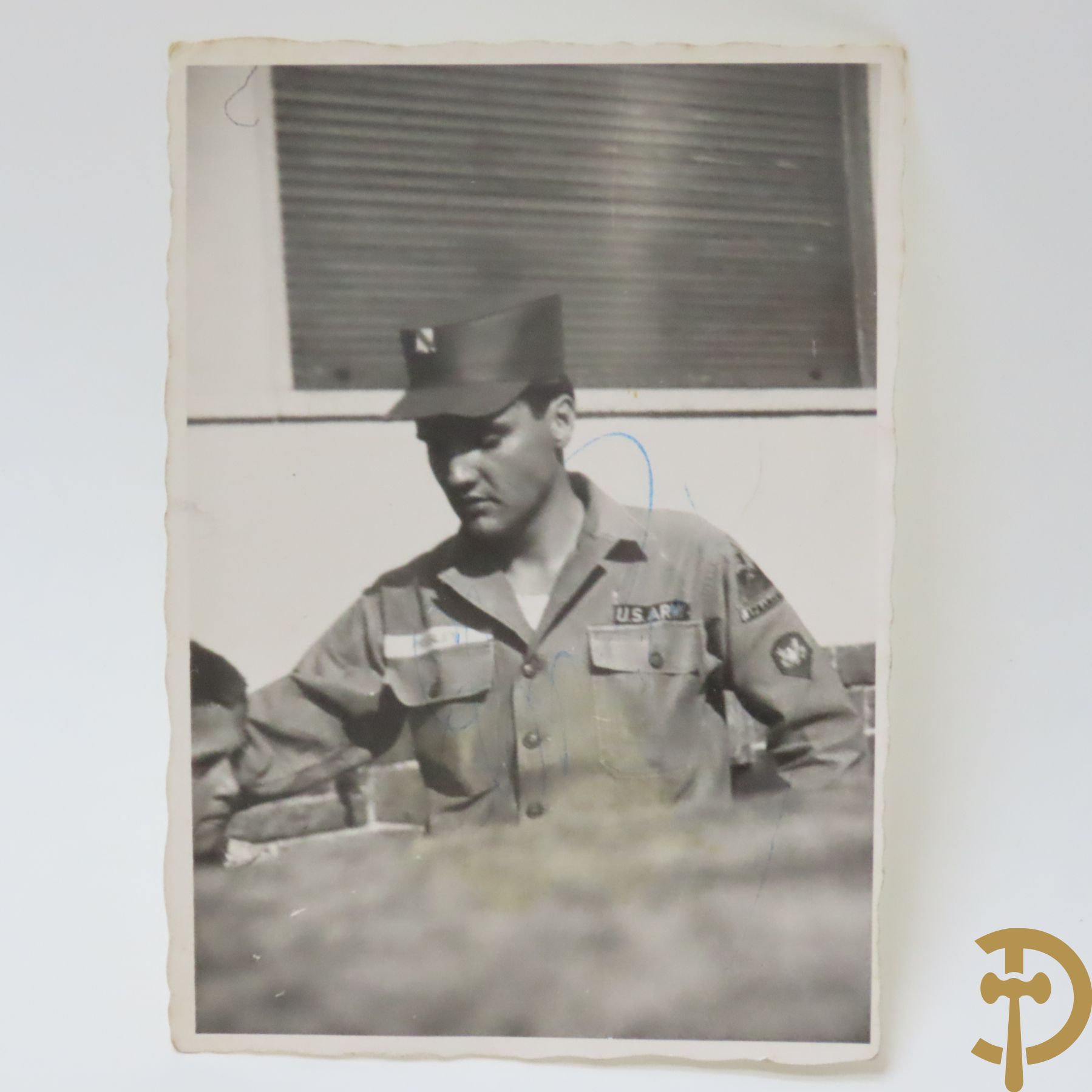 Presley Elvis getekend - authentieke oude foto van Elvis Presley tijdens zijn legerdienst in Duitsland Bad-Nauheim 1959, eigenhandig gesigneerd maar inkt deels verdwenen, krassen en sporen inkt nog zichtbaar