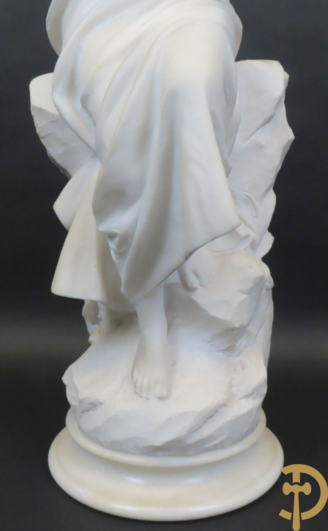 Prof. Fagioli Firenze getekend : Witte marmersculptuur van zittende dame met ontblote boezem met muziekinstrument