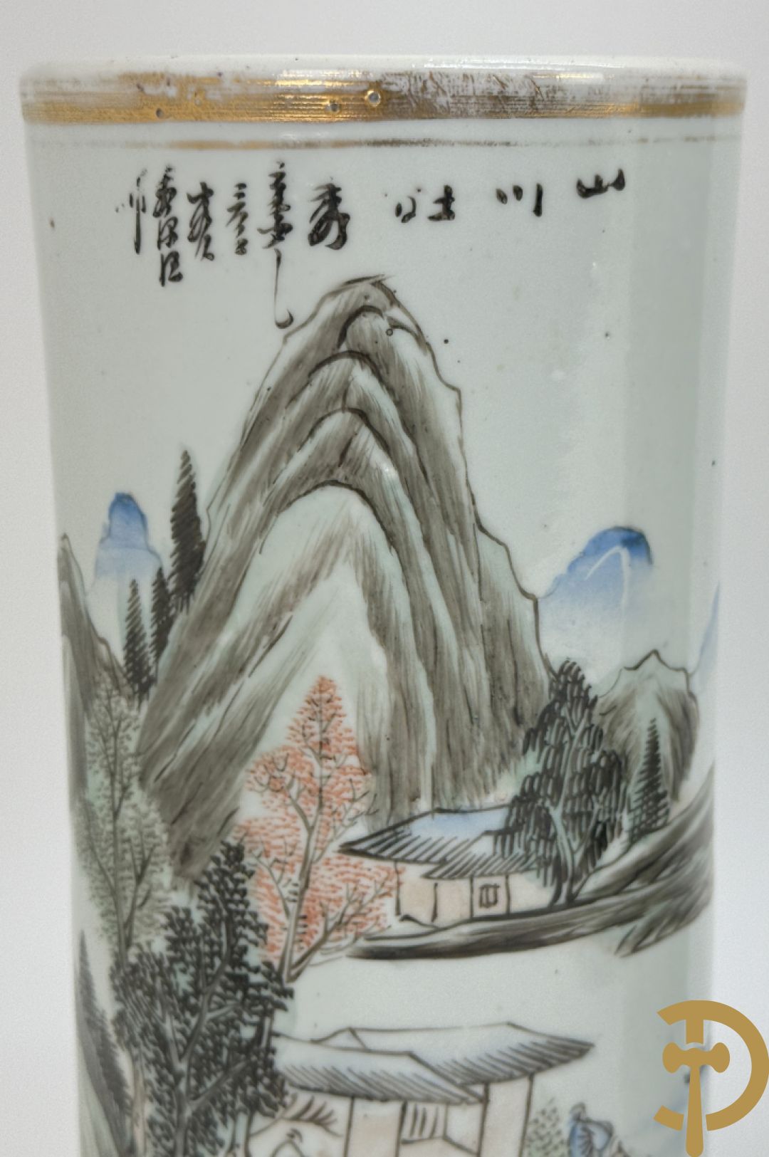 Paar Chinese porseleinen rolvaasjes met landschapsdecor