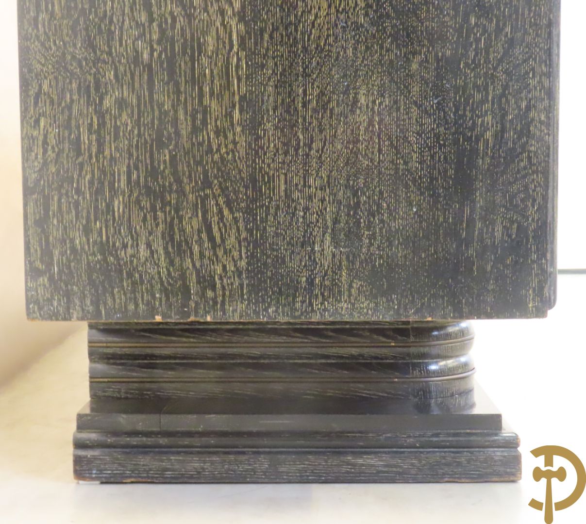 Art deco dressoir met 2 deuren en koperen baguette op sokkel