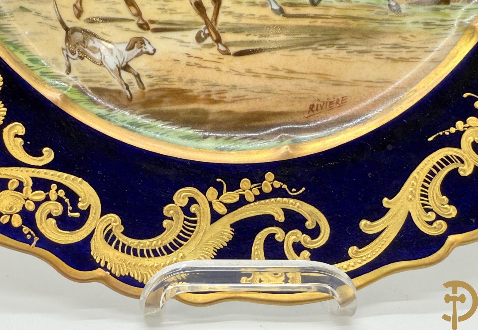 Paar porseleinen borden met ruitertafereel met vergulde omranding, getekend Rivière en Bourdier P., achteraan gemerkt met gekruiste pijlen