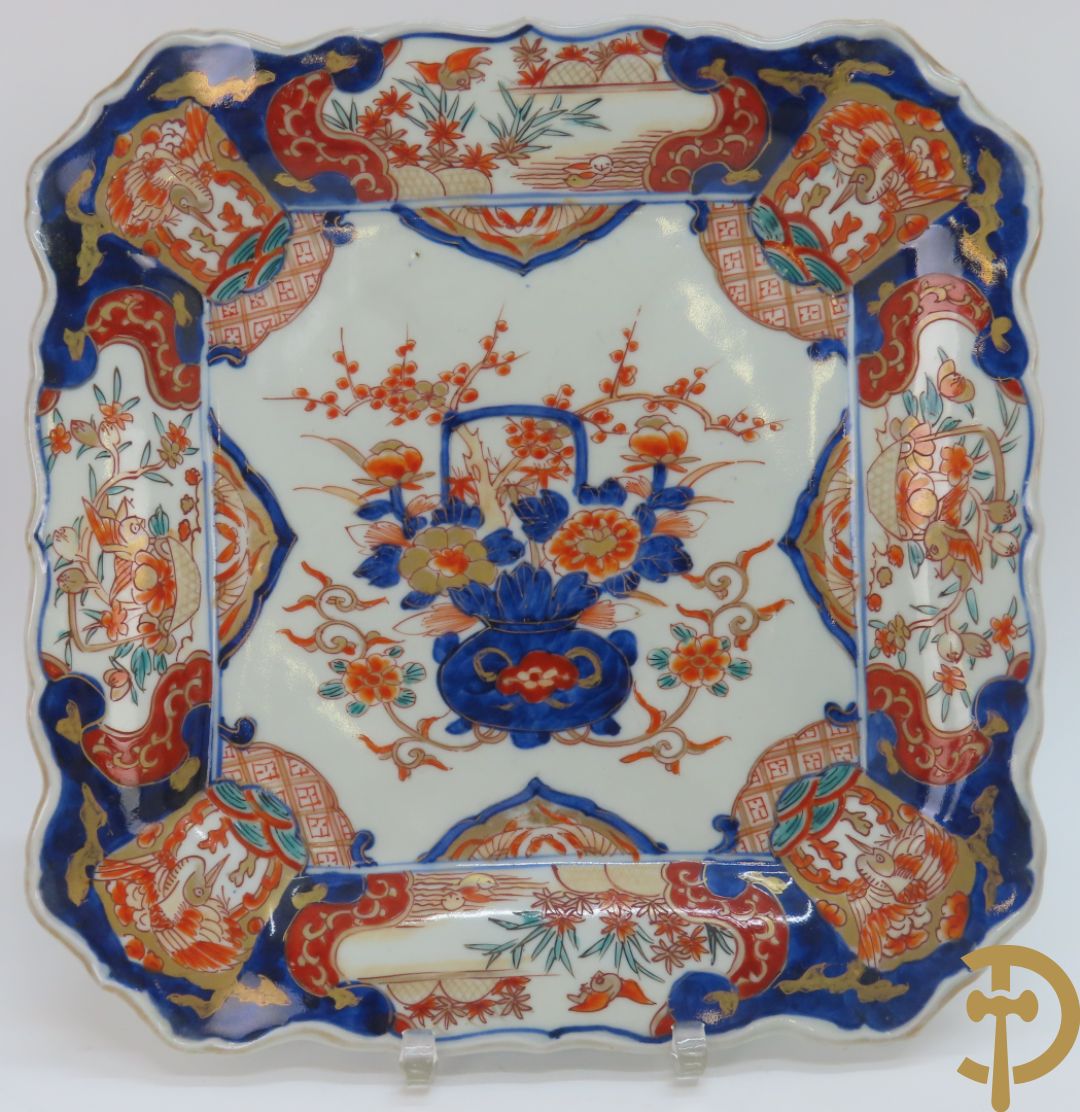 Drie vierkante Imari borden