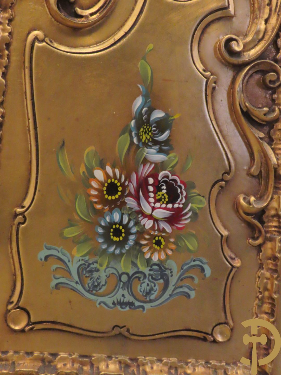 Uitzonderlijke vergulde Louis XV eetkamer bestaande uit vijfdeursdressoir met voluutvormige accanthusranken en rocailles, beschilderd met bloemenmotieven en centraal tafererel met hoornen des overvloeds + bijhorende spiegel vergulde tafel op voluutvormige poten met zes bijhorende stoelen + vitrine met accanthusranken en centrale deur, op voluutvormige poten