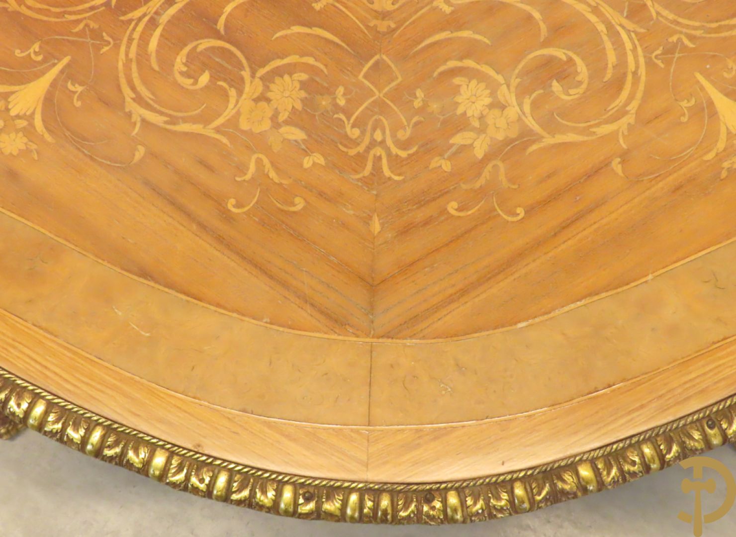 Gemarketteerde ovale notelaren tafel bezet met bronsbeslag van dameshoofden + stoel