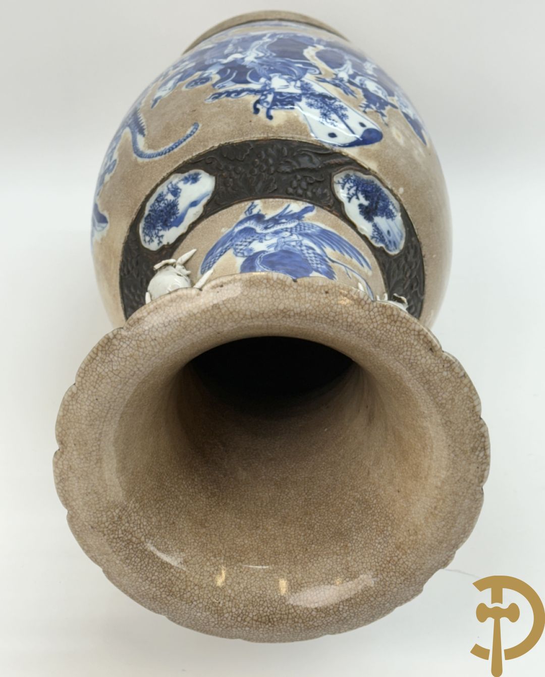 Antieke Chinese Nankin vaas met decor van wijsgeren, onderaan bezet met hert en bovenaan met pioenrozen