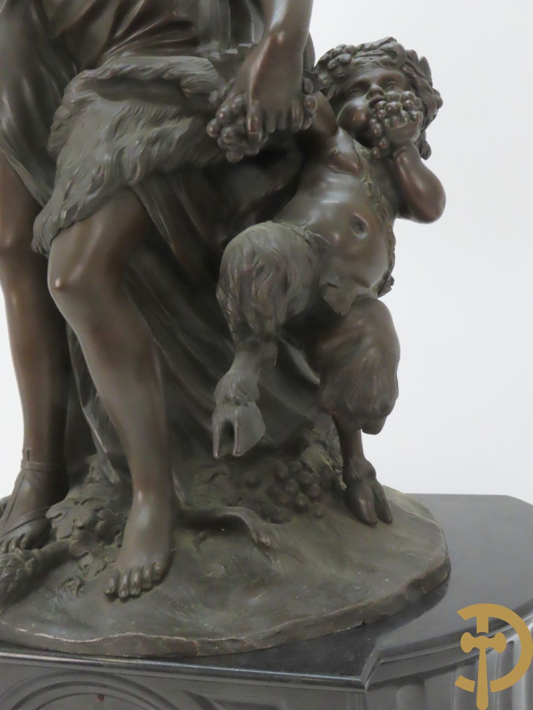 CLODION getekend - Paar elegante bronzen dames met tambour en fruit, geflankeerde door jonge faune, op marmeren klokstel - opgebouwd als garnituur met 2 kandelaars met bronzen kindjes dragende een toorts met bloemen en kaarsen