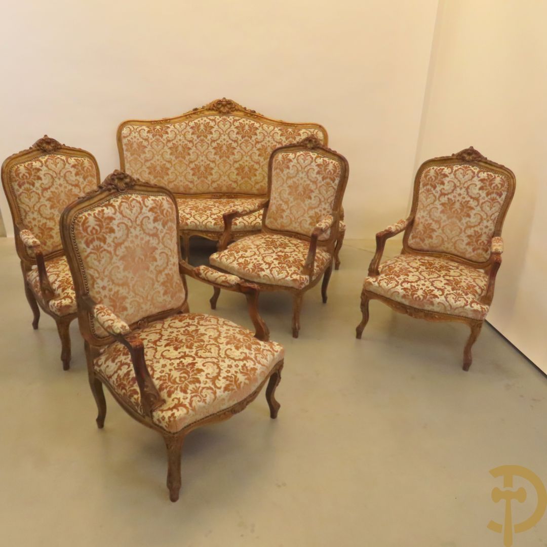 Vijfdelig verguld Louis XV salonensemble bestaande uit canapé en 4 fauteuils - met mooie accanthusranken en bloemensculptuur