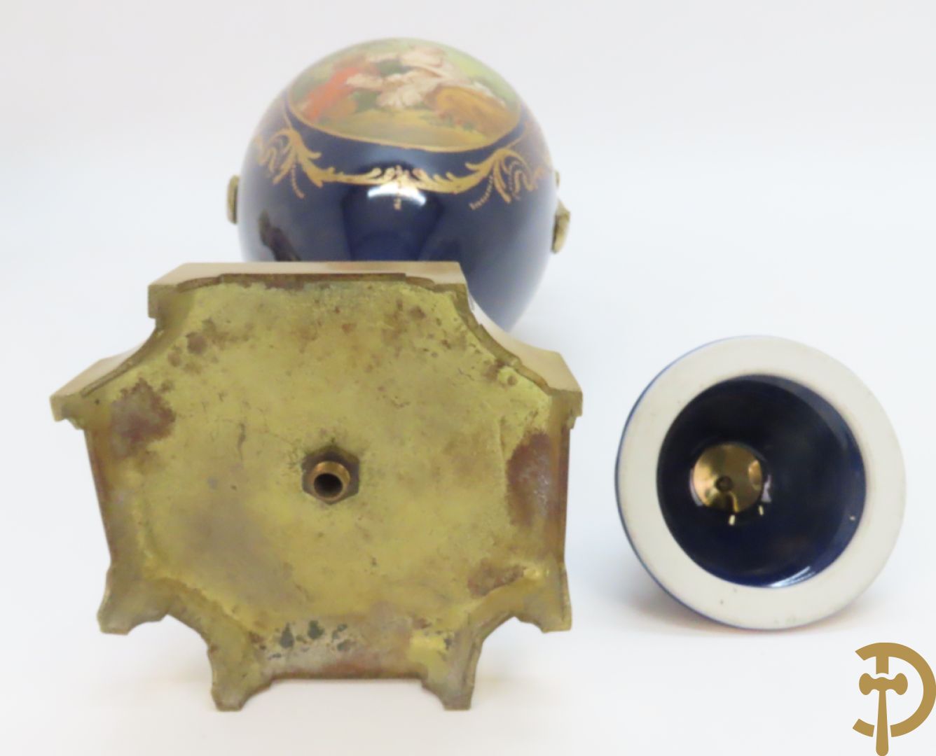 Paar kobaltblauwe dekselpotiches, Sèvres stijl