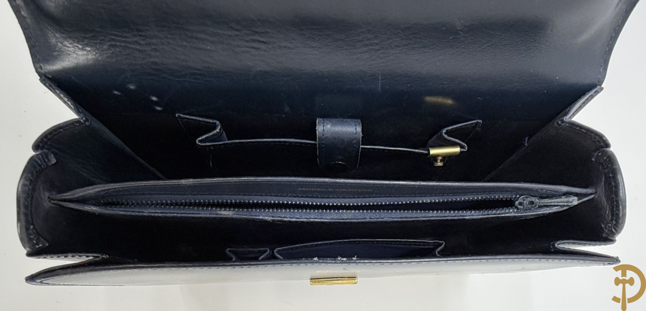 Blauwe lederen vintage Delvaux handtas + gelakte zwart lederen vintage Delvaux handtas met zak