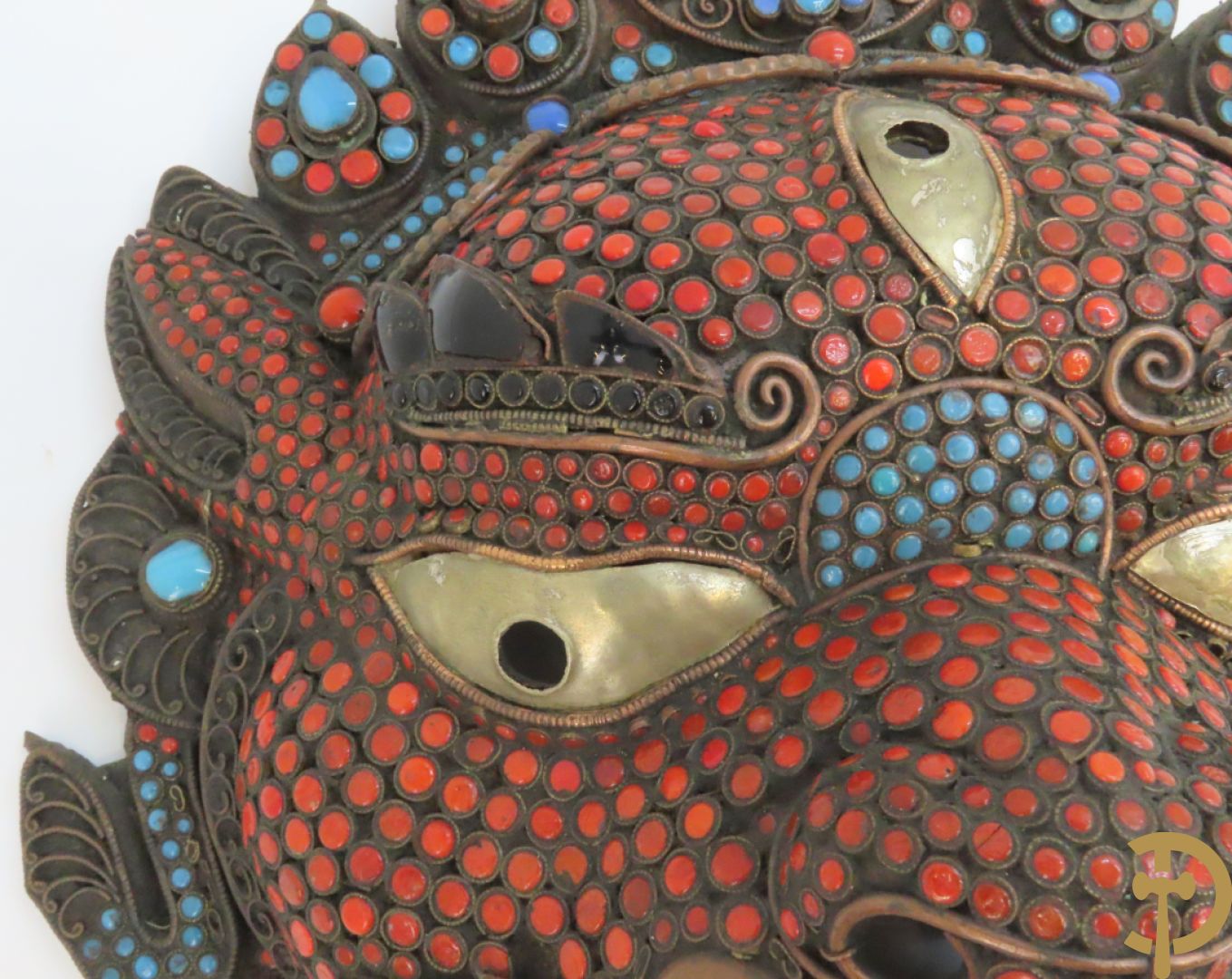 Paar Aziatische koperen maskers met cloisoné techniek